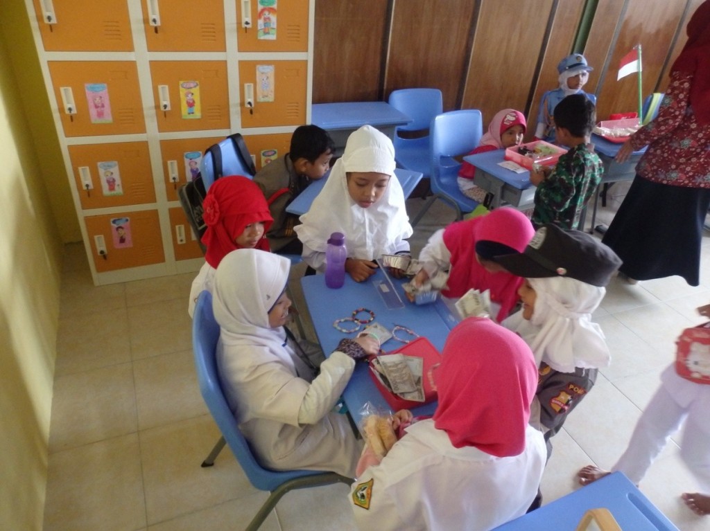 mERDEKA tELADAN cERIA